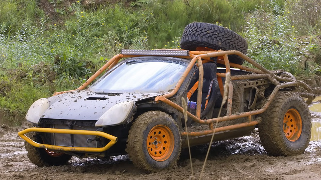 Toyota中置後驅雙門跑車變身末日戰車 僵屍來了就要這麼跑!