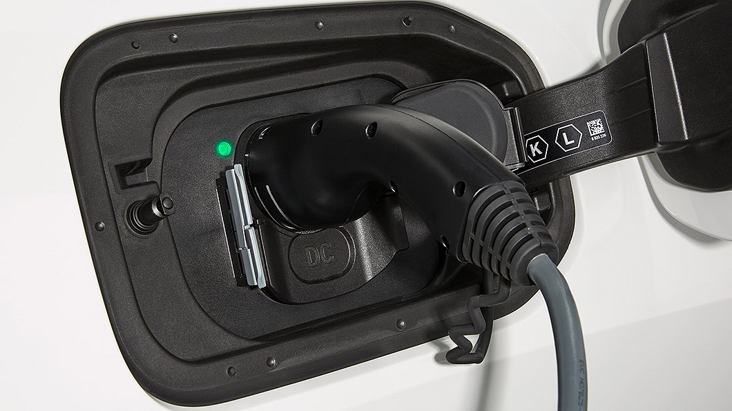 但現實是加大電池容量提升續航里程,車價、車重,甚至是耐用度與安全性都會受到影響。(圖片來源/ BMW)