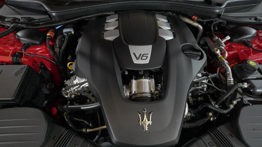 3.0升V6雙渦輪引擎由法拉利工廠出品,可輸出350匹馬力與51.0公斤米扭力,結合八速手自排,加速實力不容小覷。