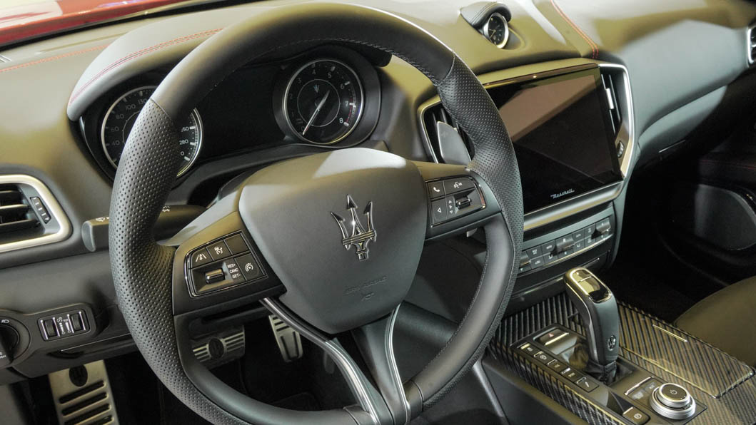 F Tributo特仕版搭載新一代MIA多媒體系統,提供Apple CarPlay與Android Auto手機連結功能。