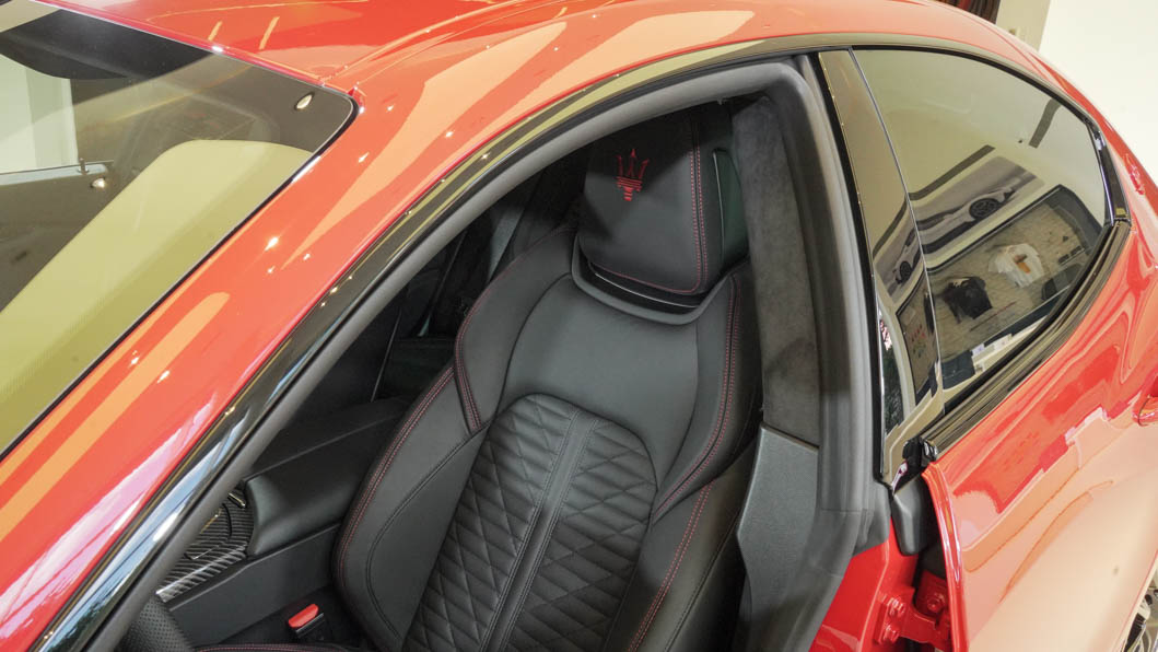 紅色車身的F Tributo特仕版,艙內縫線則改採紅色設計。