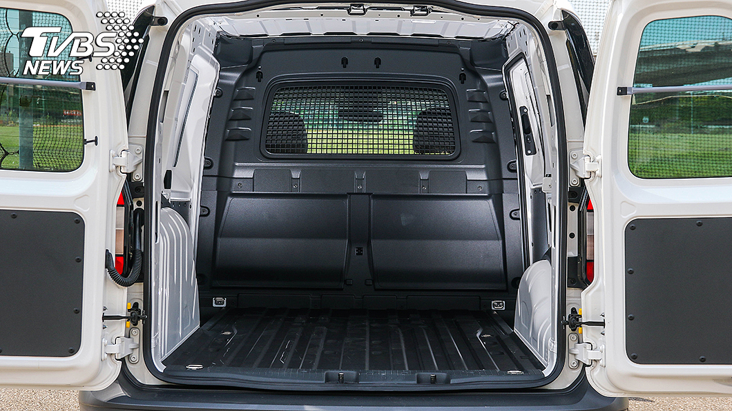 Caddy Cargo長軸手排車型貨艙空間為3.7立方公尺。