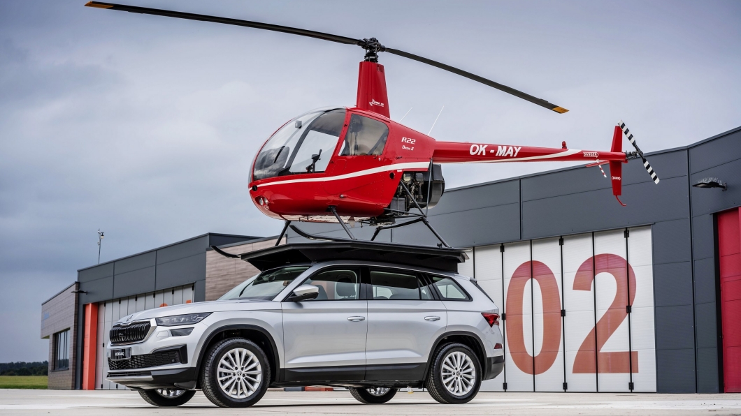 Skoda再次想出宣傳奇招　車頂停直升機都沒問題！