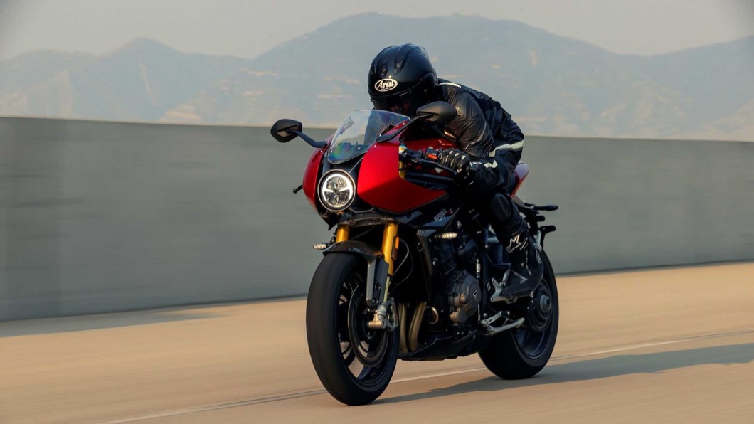 Triumph日前發表了全新Speed Triple 1200RR，這款車採用了新世代造車技術，同時也具備更多復古元素。(圖片來源/ Triumph)