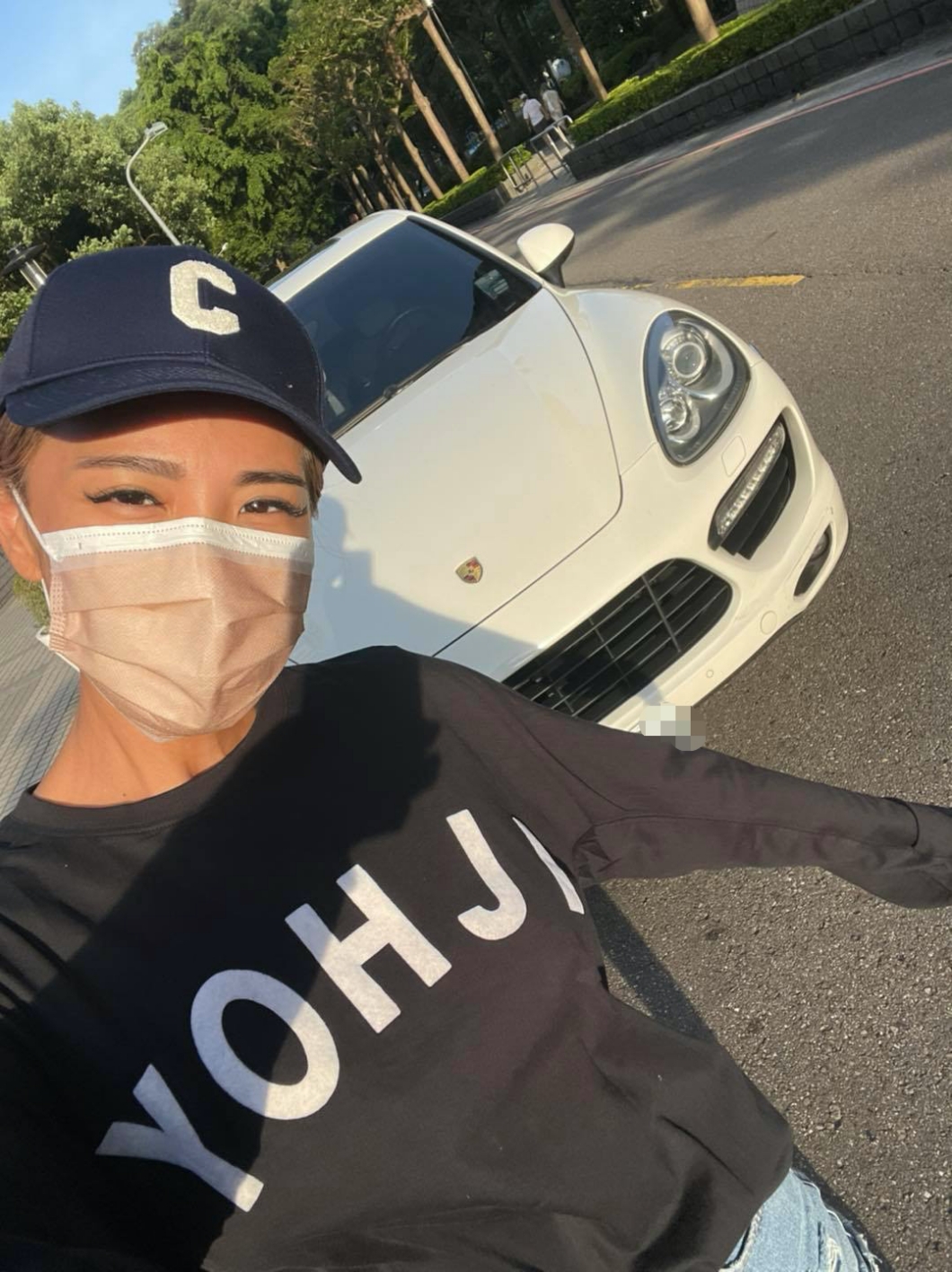 胡小禎先前駕駛的是上一代的Porsche Cayenne Turbo,這款車也是該車系當中的高階性能選項。(圖片來源/ 胡小禎FB)