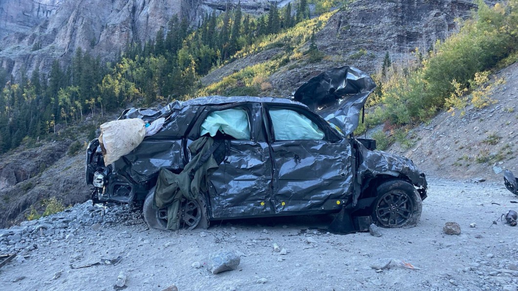 滾落山谷的Bronco全車鈑件無一完好。(圖片來源/ Telluride Fire Protection District)