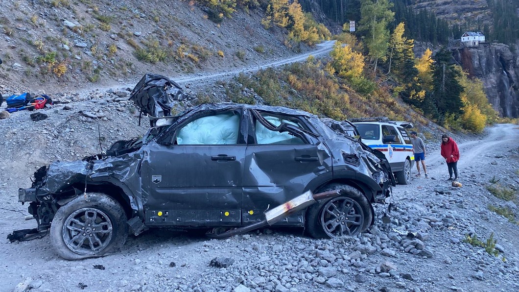 照片中可以看到Bronco的A柱、B柱與C柱都沒有嚴重變形,車頂也沒有大幅度塌陷。(圖片來源/ Telluride Fire Protection District)
