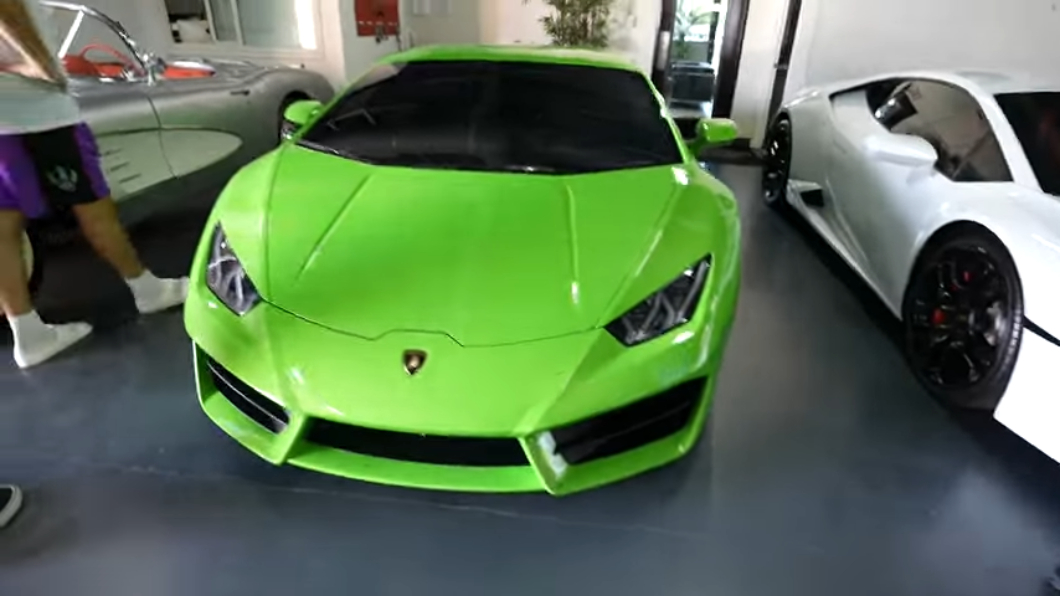 Gurley一見鍾情的綠色Huracán,最終因為手中的1美元紙鈔無緣把它娶回家。(圖片來源/ 擷取自YT頻道《BigDawsTv》)