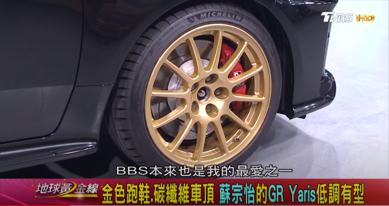 耀眼的金色鋁圈來自於拉力車前輩Mitsubishi Lancer EVO 10。(圖片來源/ 地球黃金線)