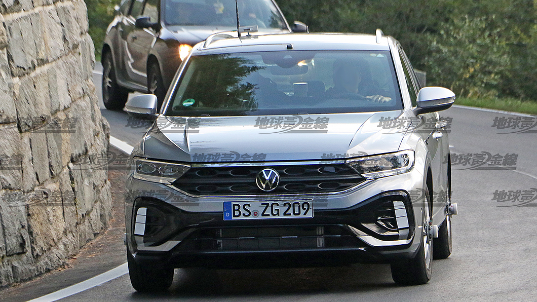 車頭裝上T-Roc R式樣前保桿,但兩側晝行燈位置卻覆蓋偽裝。(圖片來源/ TVBS)