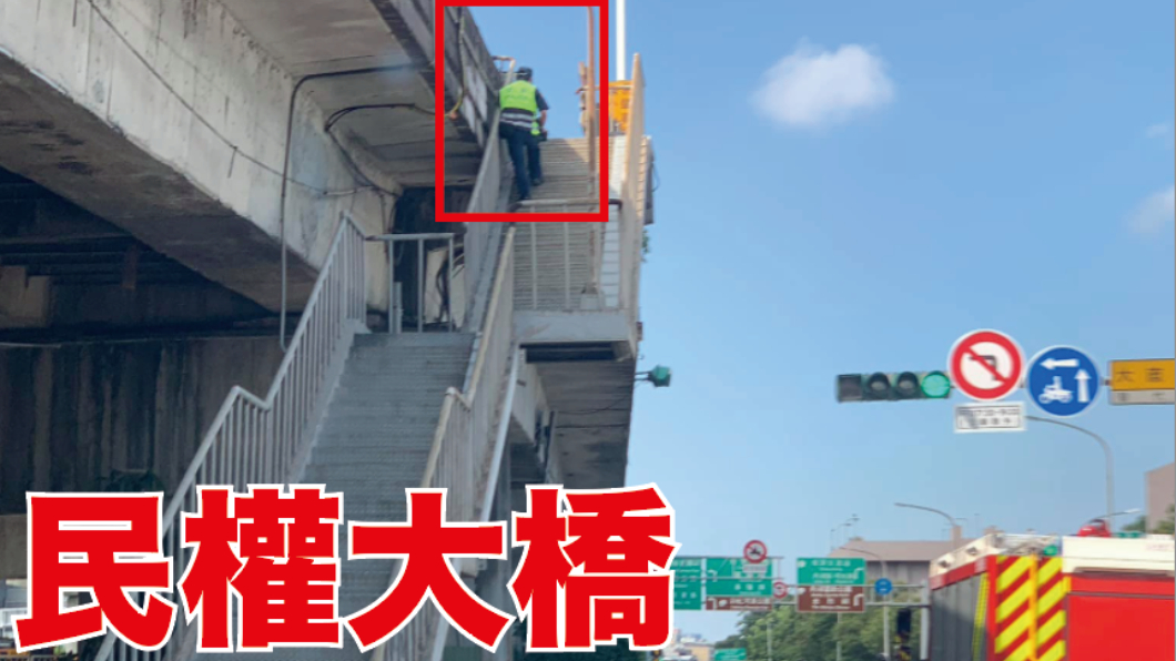 李明賢認為,警方執法必須以讓用路人更安全為主,執法也不該躲起來偷拍,光明正大站在橋中央,不是更有提醒效果嗎?(圖片來源/ 擷取自李明賢臉書)