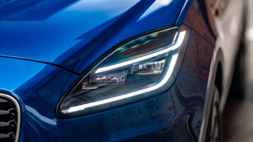R-Dynamic SE車型則標配全新設計的雙J高階LED頭燈。(圖片來源/ JLR Taiwan)