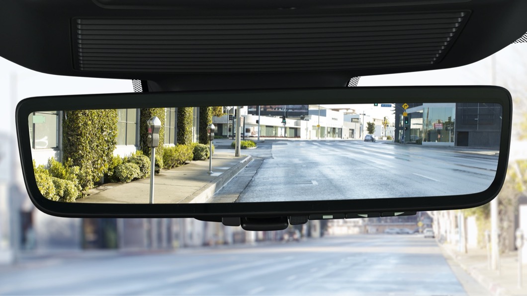 雙車型也統一標配ClearSight電子車內後視鏡,提供水準之上的安全防護。(圖片來源/ JLR Taiwan)