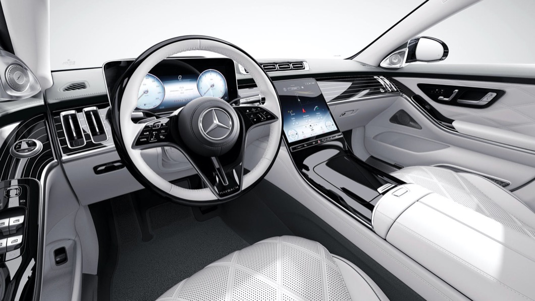 Maybach S-Class Edition 100也採用專屬高檔皮革,並且以Crystal White與Silver Grey Pearl配色呈現。