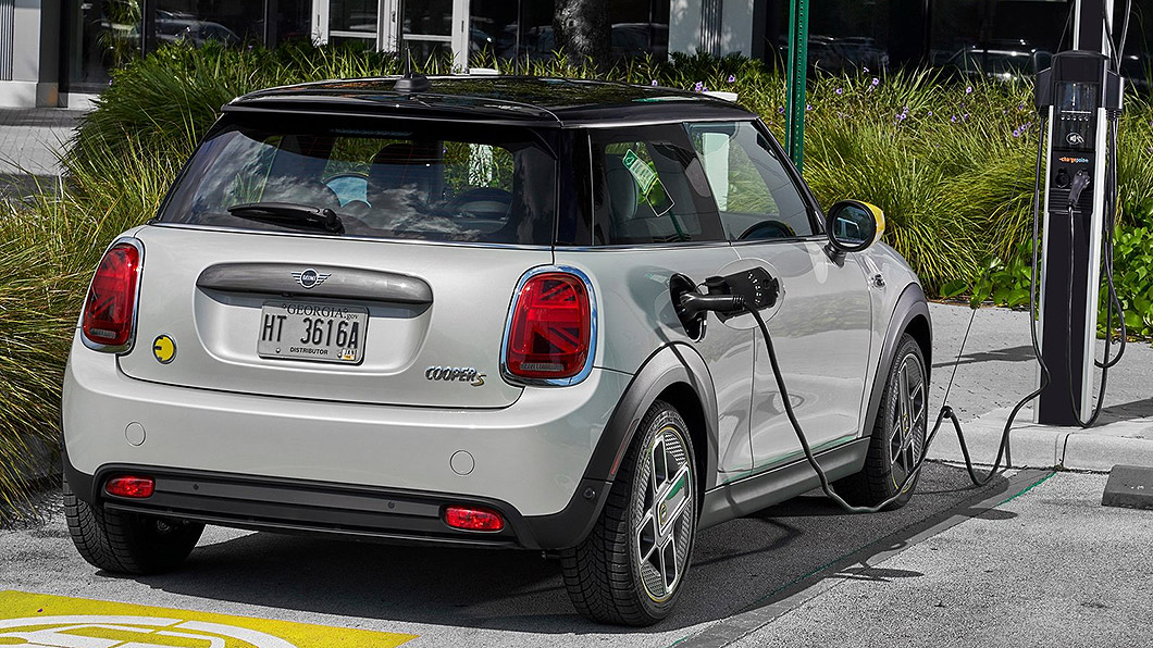 包括Cooper SE電動車在內,Mini今年1月才發表小改,因此不可能是車系改款。(圖片來源/ Mini)