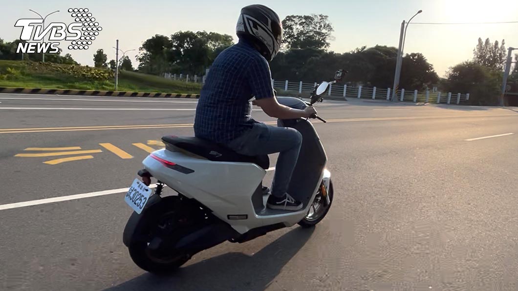 仰賴Kymco長年打造速克達車款的經驗，在結合了電動車的優點之後，也提供騎士流暢且愉悅的用車感受。(圖片來源/ TVBS)