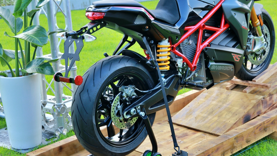 騎乘姿勢方面較為直挺,搭配前、後Ohlins可調式避震器,以及Brembo前雙浮動碟、後單碟、前對向四活塞卡鉗。(圖片來源/ TVBS)