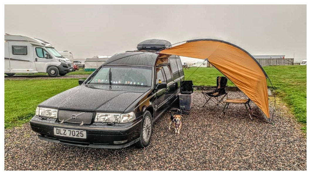 Volvo靈車改裝露營車你睡得著嗎? 英國怪咖旅人夫妻:超好睡!