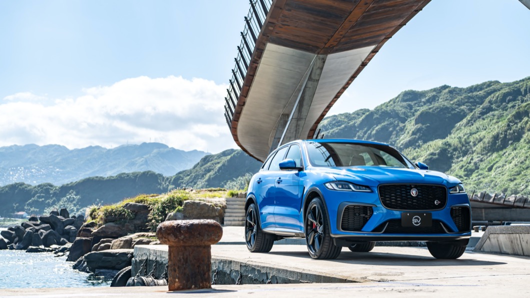 F-Pace SVR在設計方面更著重於空氣力學設計,在保險桿上也運用了刀刃設計元素以及X型設計。(圖片來源/ Jaguar)