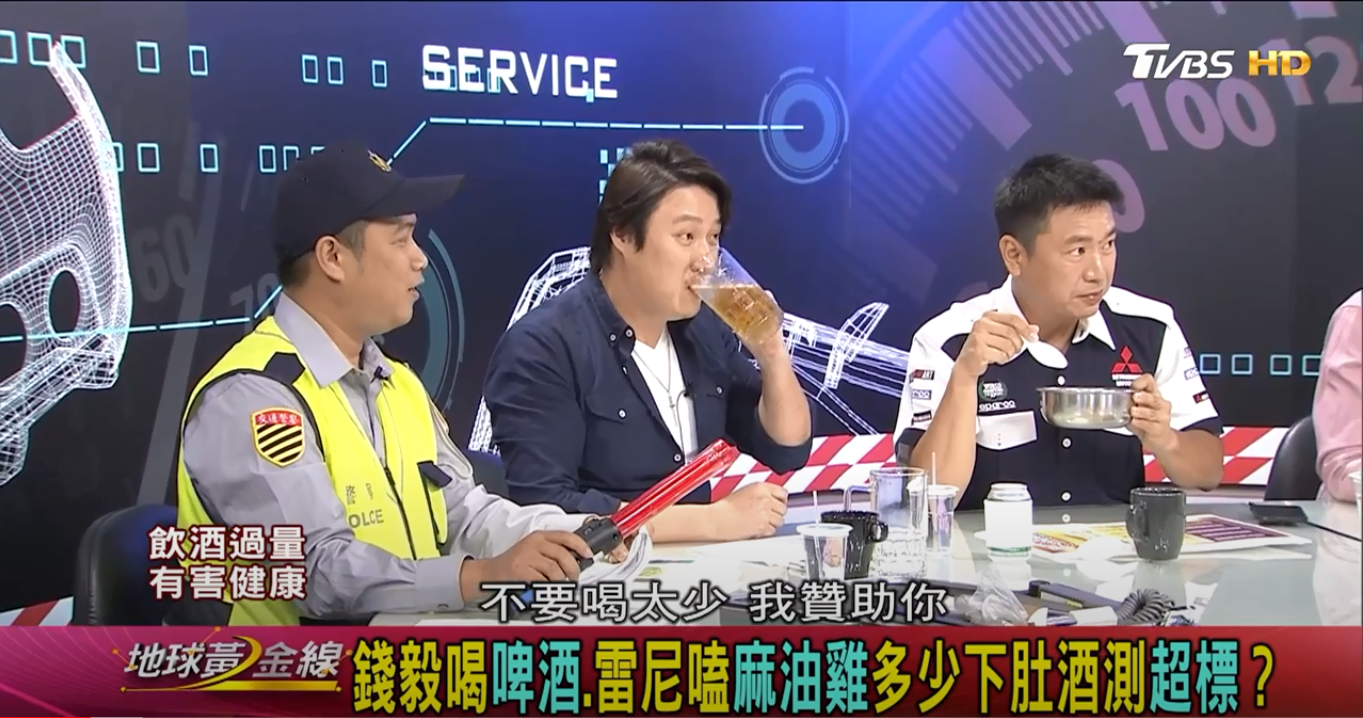Money錢毅喝下兩罐啤酒,雷尼則喝下一整碗全酒燒酒雞,由員警進行酒測。(圖片來源/ 地球黃金線)