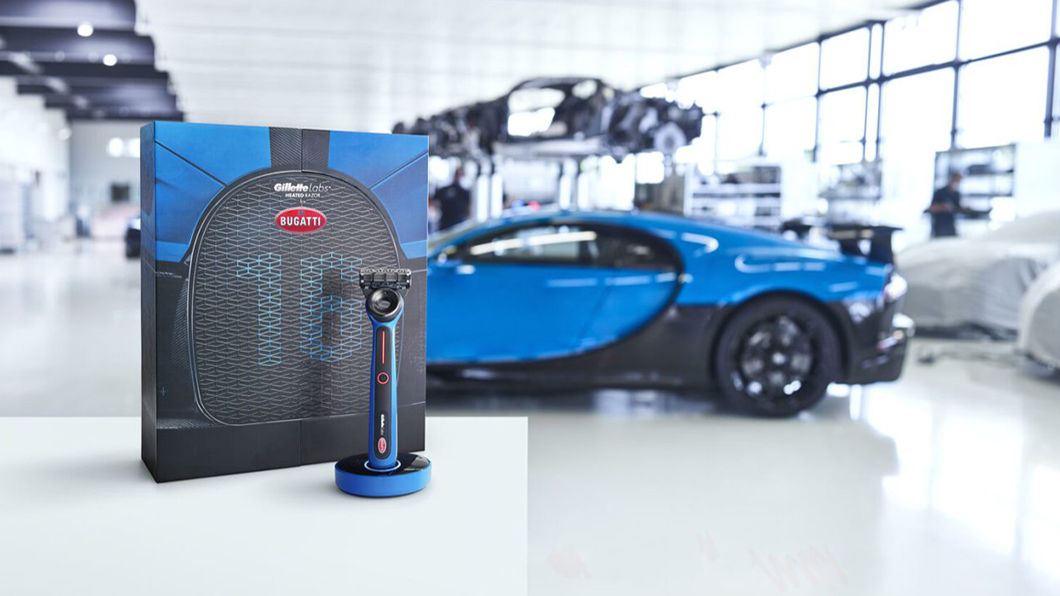 外觀採用與Chiron Pur Sport相同的Agile Bleu,並由輕量化鋁鋅製成手柄,整組包括加熱刮鬍刀、無線充電底座、兩個替換刀片、聯名訂製清潔布和一個智能插頭。(圖片來源/ Bugatti)