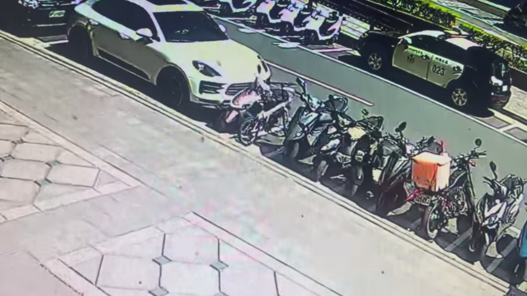 開保時捷撞倒整排機車!車主竟選擇落跑 網:「車價跟品德不對等」