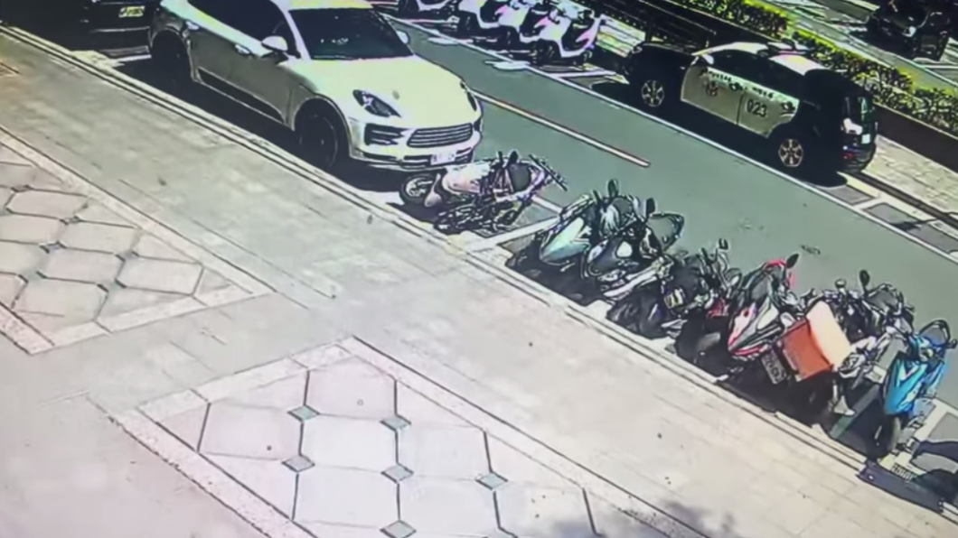 機車格內形成骨牌效應,造成8輛機車1輛腳踏車全倒在一起,不過最後的光陽Racing S沒有倒下也成為網友熱議焦點。(圖片來源/ 爆料公社)