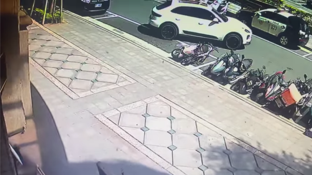 Macan車主竟然沒有下車查看,就在派出所面前直接肇事逃逸,讓網友在留言區掀起一陣討論。(圖片來源/ 爆料公社)