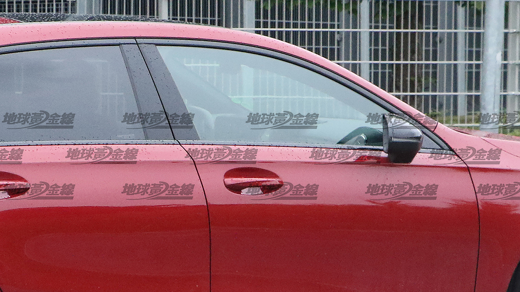 A 35 4Matic+偽裝原型車車內儀錶台覆蓋有遮蓋,推測車內可能也有細節調整。(圖片來源/ TVBS)