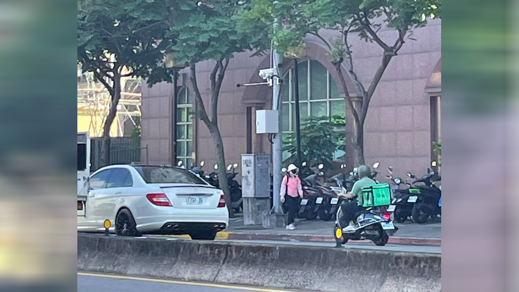 近日有網友在臉書社團貼出在忠孝東路五段180號前新增了噪音偵測科技執法配備。(圖片來源/ 信義區三兩事)