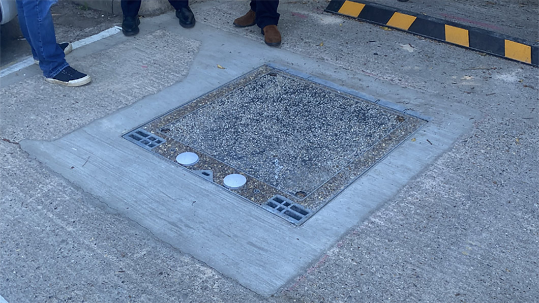 英國公司推出的充電板,搭配相關設備,電動車只要停再上面就能充電。(圖片來源/ char.gy)
