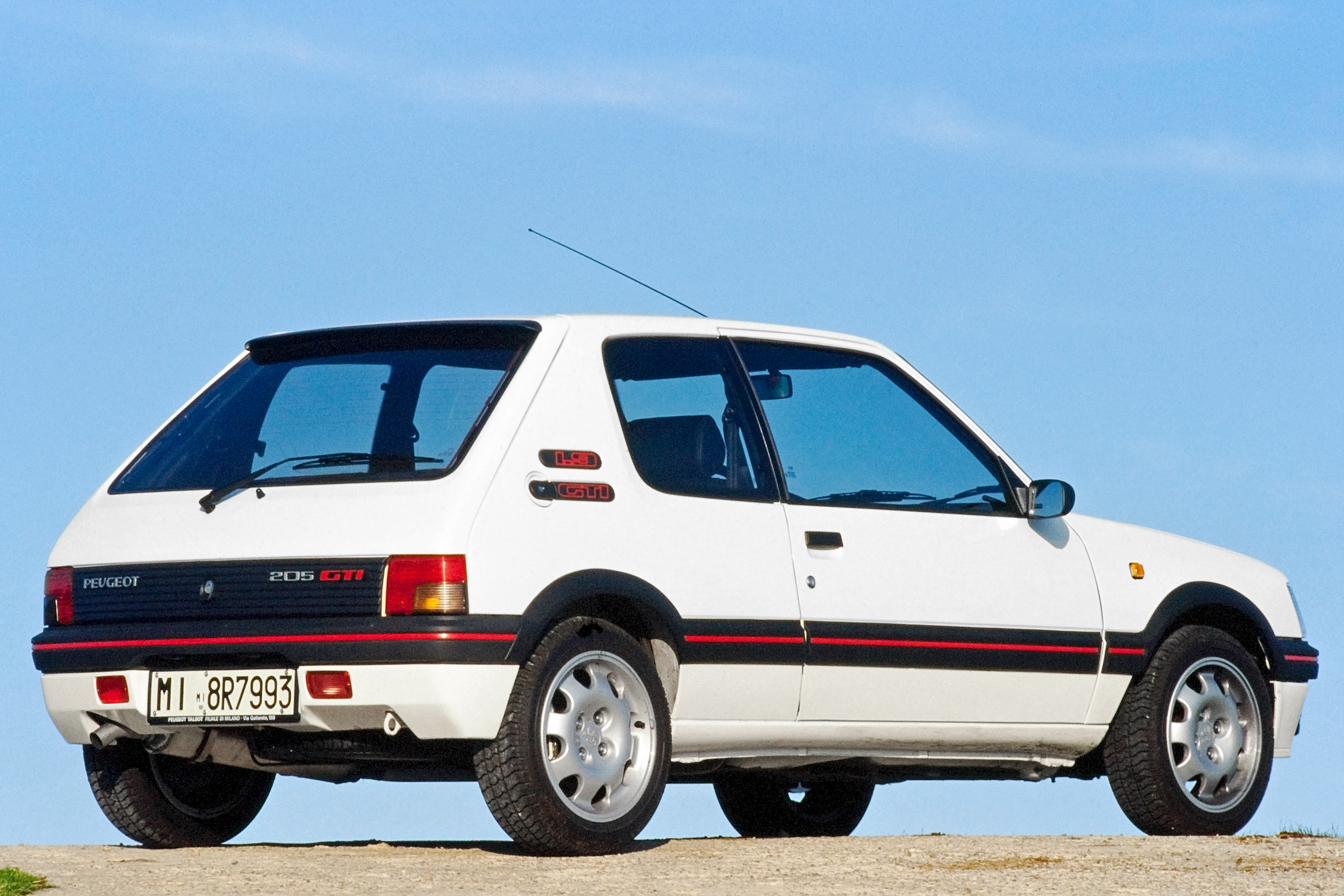 Peugeot 205 GTI雖然馬力只有105匹,但搭配低於900公斤的車重,還是相當輕快的車。(圖片來源/ Peugeot)