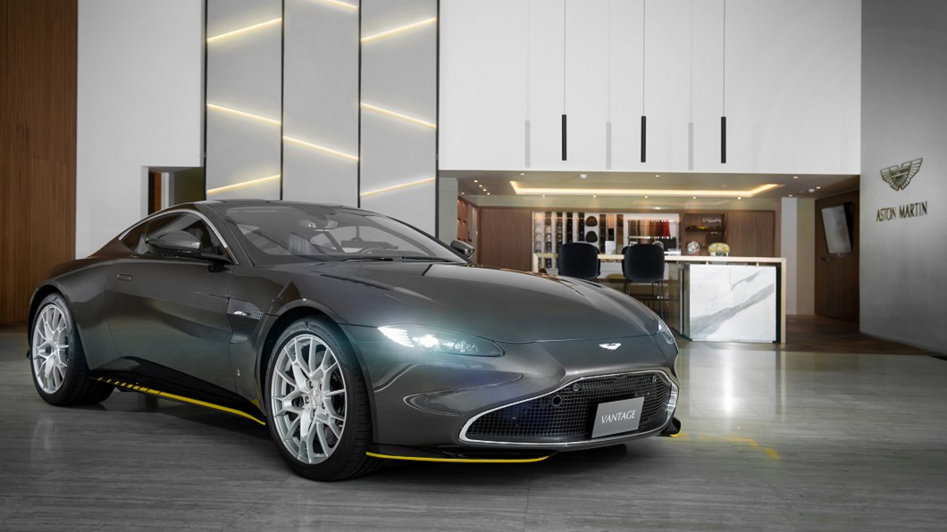 Vantage 007 Edition 外觀設計源自過去電影中出現的V8 Vantage火箭推進器,底部勾勒與深灰車色呈高度對比的黃色警示線。(圖片來源/ 永三汽車)