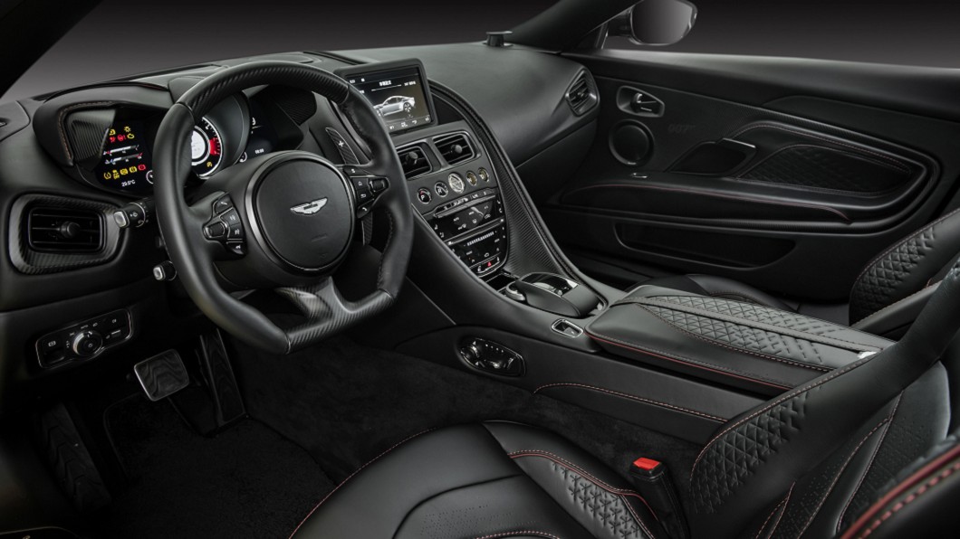 DBS Superleggera 007 Edition車艙充斥大量黑色皮革,並搭配深磚紅縫線,風格內斂動感。(圖片來源/ 永三汽車)