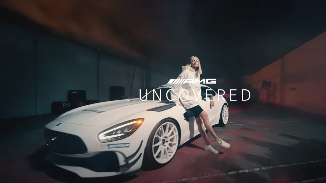 Jessica Hart在由M-Benz所製作的AMG Uncovered系列影片中,分享自己在小時候就很喜歡汽車。(圖片來源/ M-Benz)