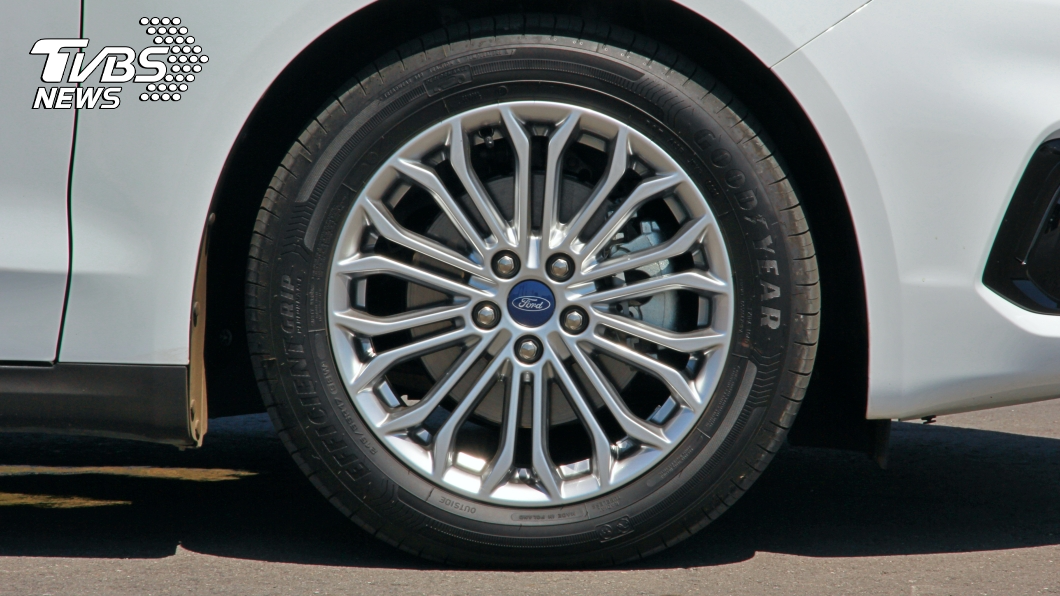 輪圈組採用放射狀造型,配胎則是215/55 R17。(圖片來源/ TVBS)