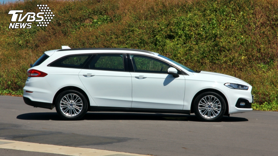 Ford Mondeo Hybrid Wagon以旅行車的身形搭配油電混合動力,可以說是目前國內市場唯一的組合。(圖片來源/ TVBS)