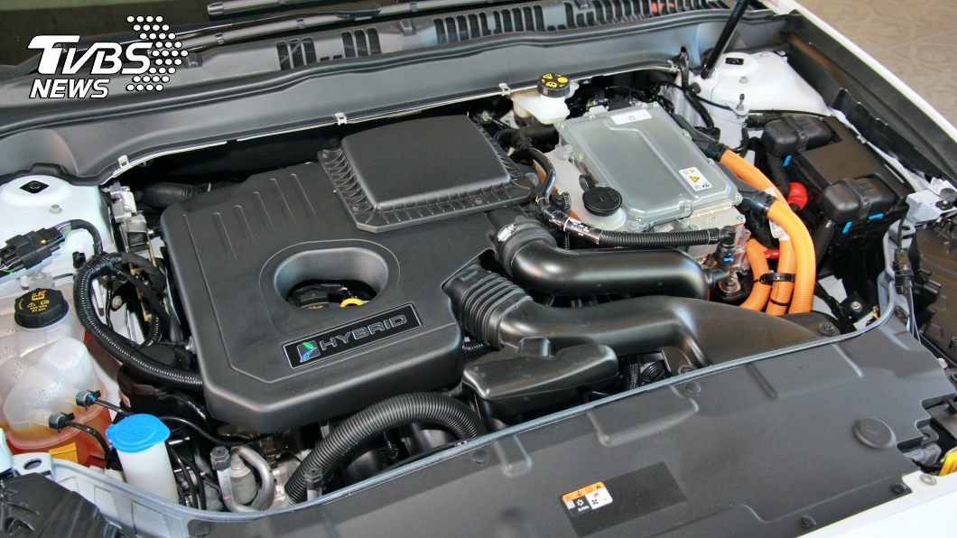 Mondeo Hybrid Wagon車上搭載2.0升阿金森循環引擎,搭配永磁交流同步馬達,可以帶來187匹的綜效馬力輸出。(圖片來源/ TVBS)