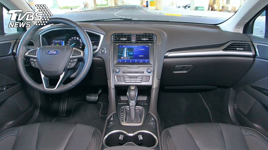 內裝呈現方面,相較於新世代車型Mondeo Hybrid Wagon在整體內裝的佈局仍然是相當穩重。(圖片來源/ TVBS)
