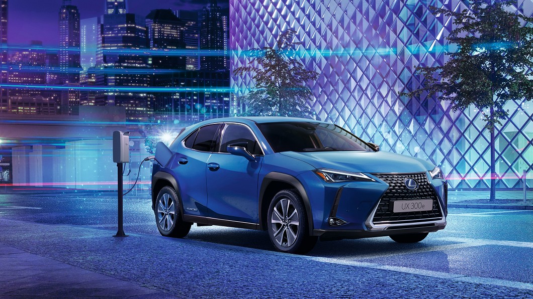 UX 300e以一般車型為基礎架構,於傳統引擎室內置入可輸出204匹馬力與30.6公斤米扭力的永磁同步馬達,電池則平均分部在車身底部。()