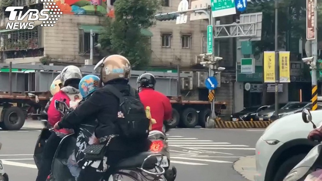 買不起汽車不要生小孩? 網友剖析點評:「莫忘世上苦人多」