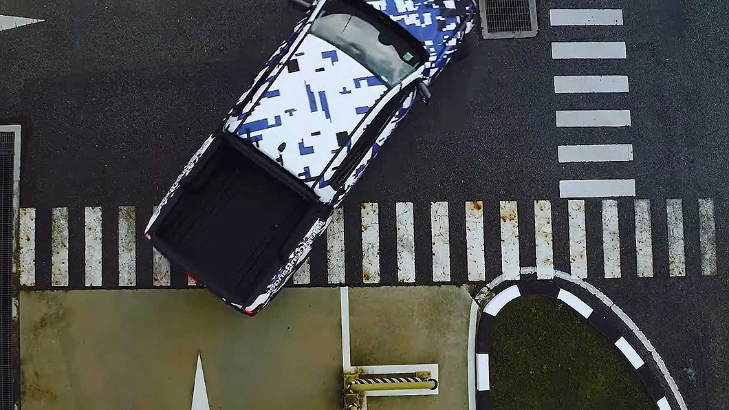 車尾換上重新設計的LED尾燈組，後保險桿也新增設階梯踏板方便上下。(圖片來源/ Ford)