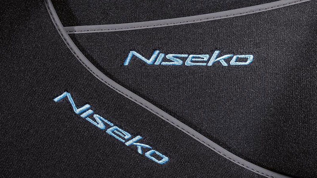 換上一組新的腳踏墊，內裝視覺效果立刻進化。(圖片來源/ Mazda)