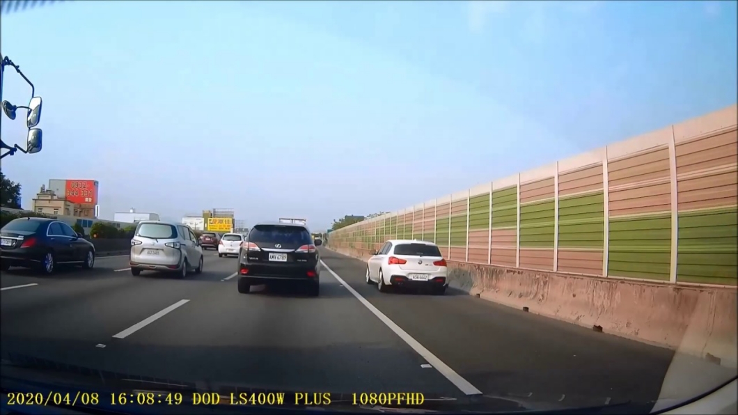 在開放路肩的路段通常都是車流量大且是交通巔峰時段才會開放路肩行駛。(圖片來源/ 翻攝自網路)