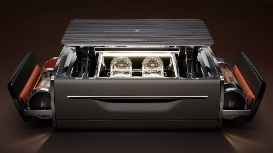 箱子除了上方可以打開之外,兩旁也有置物空間可以使用。(圖片來源/ Rolls Royce)