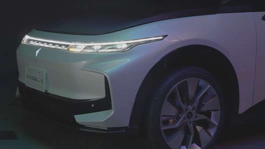 C級距電動車車頭植入發光式廠徽，並把Foxtron字樣整合至貫穿式頭燈內部。(圖片來源/ 鴻海)