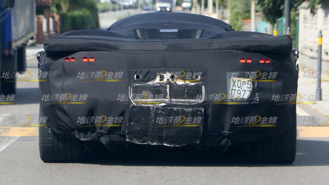 從中央網狀開口觀察,測試車似乎採用中置尾管設計,中央的鏤空方型部分也和330 P4有些神似。(圖片來源/ TVBS)