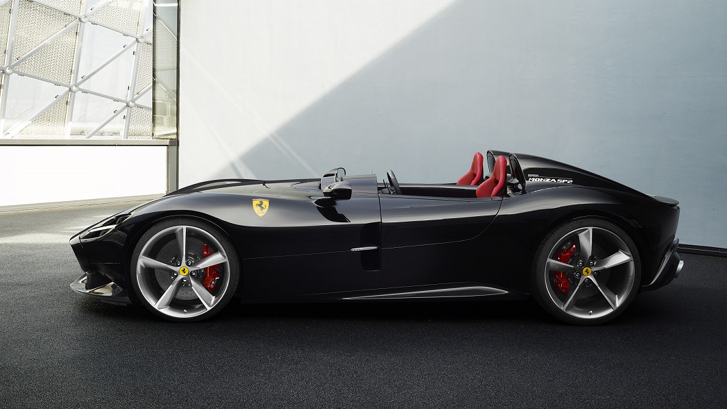 Ferrari Monza SP2即SP1的雙生車,兩車最大不同在於SP2為雙座、SP1為單座設計。(圖片來源/ Ferrari)