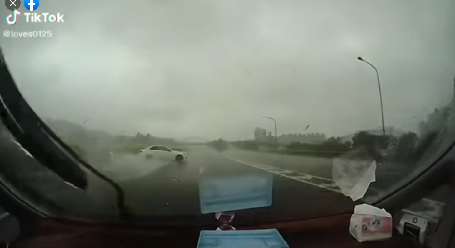 賓士車開始失控飄移,車輛打橫在中間車道上。(圖片來源/ 翻攝自臉書Andy老爹粉絲團)