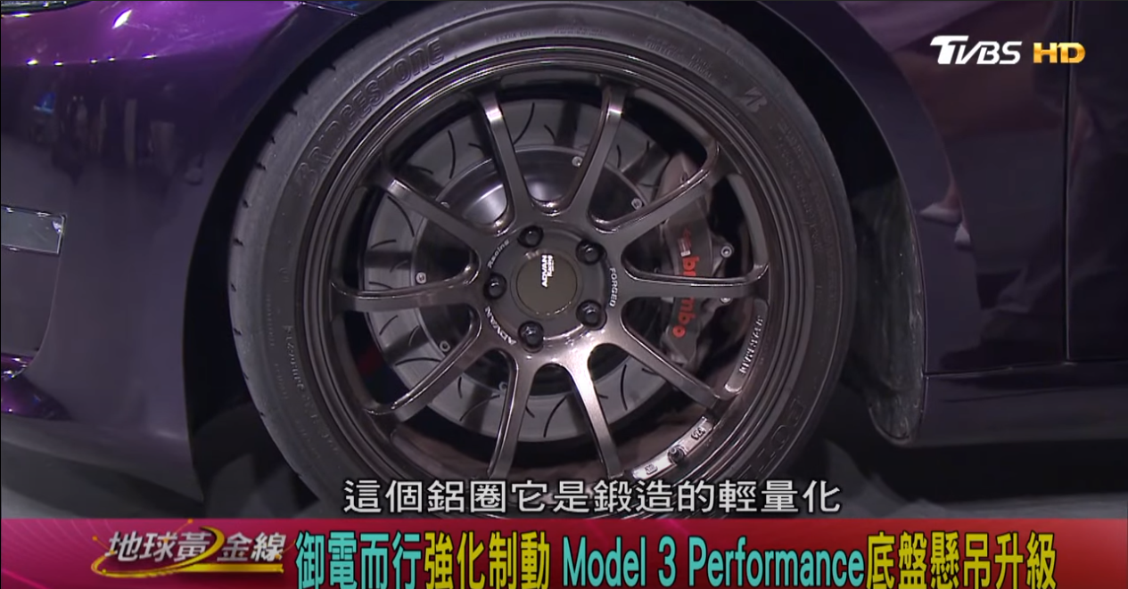車主為愛車換上19吋ADVAN Racing鍛造鋁圈、380mm碟盤與Brembo鍛造六活塞煞車卡鉗。(圖片來源/ 地球黃金線)